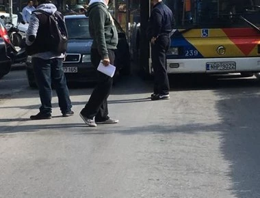 Θεσσαλονίκη: Διπλοπαρκαρισμένο «μπλόκαρε» για 15 λεπτά την κυκλοφορία στο κέντρο της πόλης